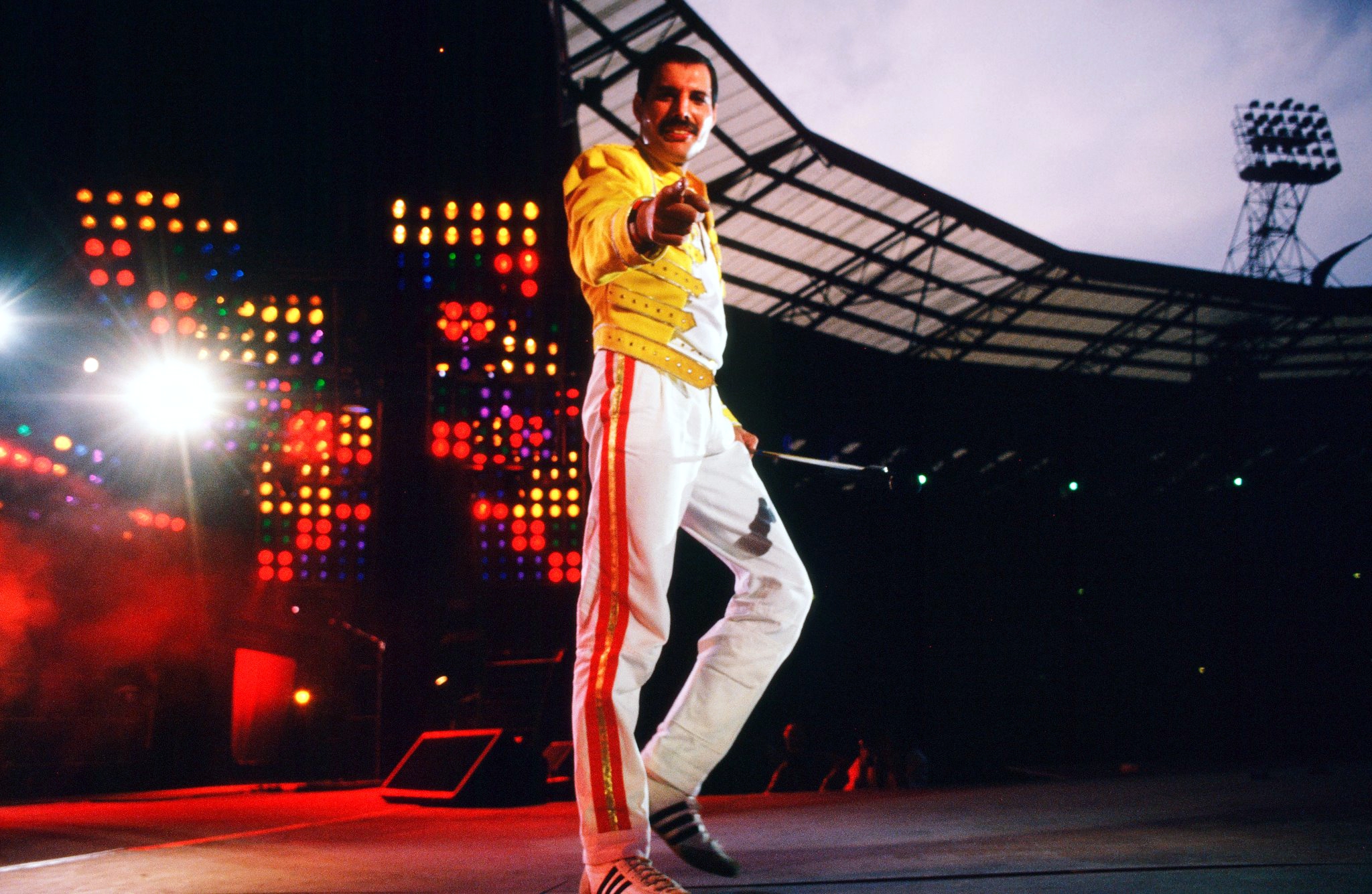 Стадион уэмбли 1986. Freddie Mercury. Фредди Меркьюри Уэмбли. Queen Уэмбли 1986. Группа Квин Фредди Меркьюри.