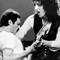 freddie-mercury-and-brian-may-making-of-play-the-game-videoclip-1980