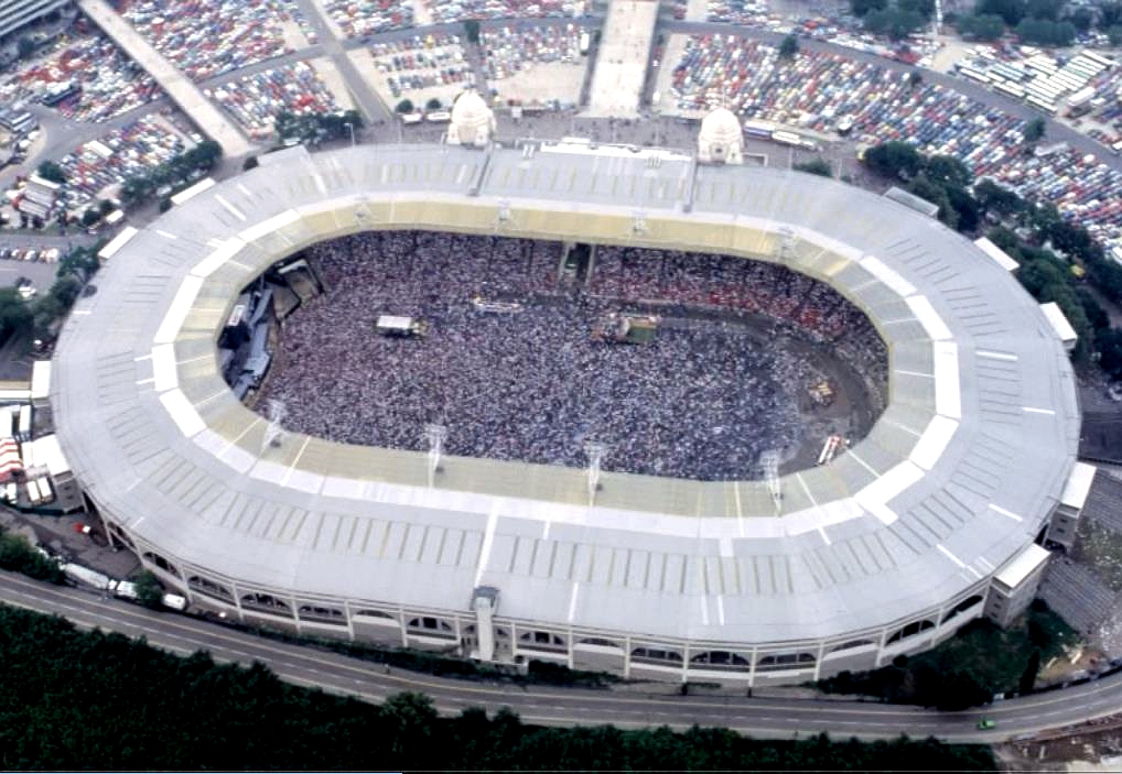 Меркьюри стадион. Queen стадион Уэмбли. Wembley стадион 1986. Wembley Stadium Queen 1986. Queen концерт на стадионе Уэмбли.