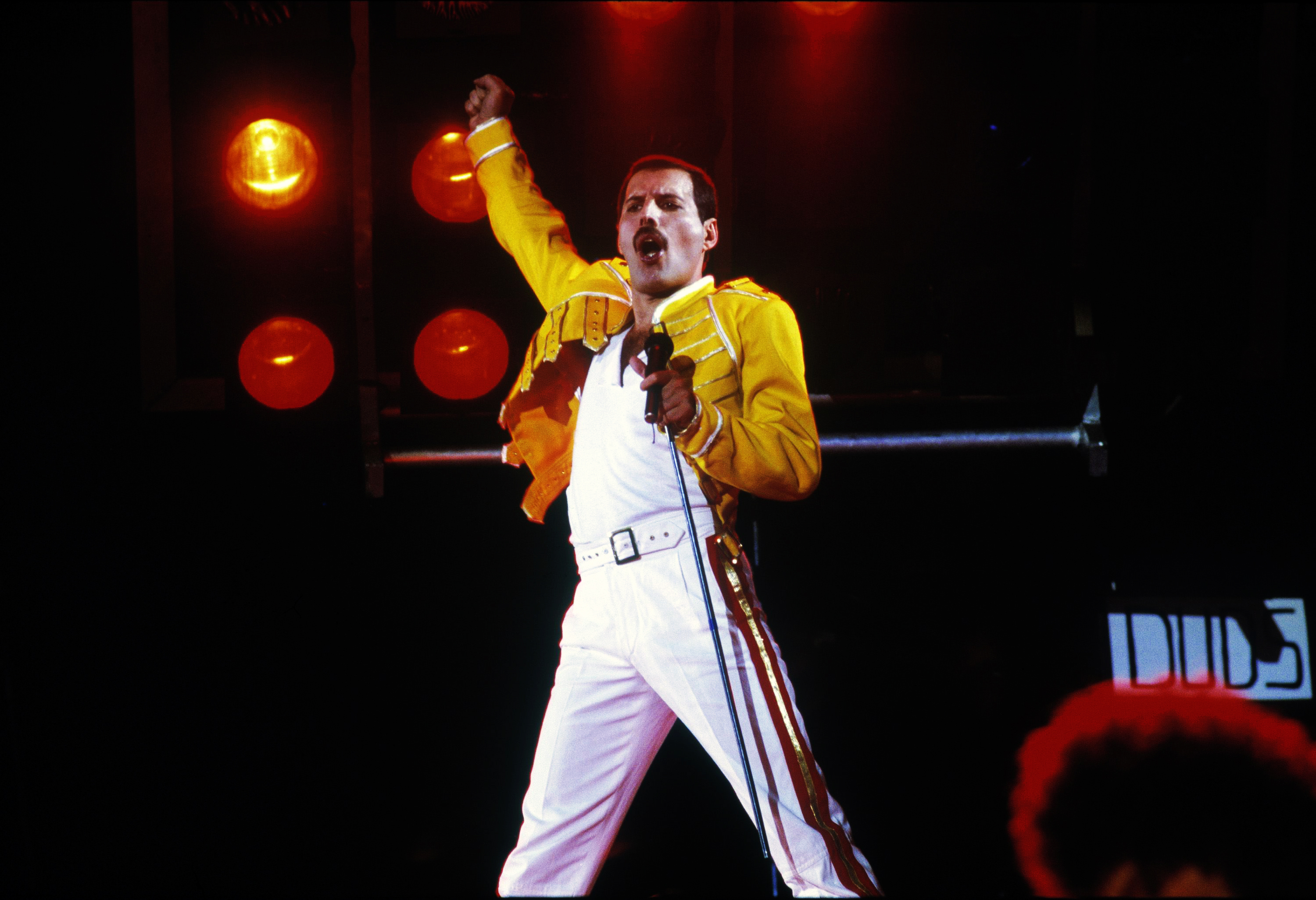 Песня шоу кто исполняет. Фредди Меркьюри Wembley 1986. Группа Квин Фредди. Группа Queen Фредди Меркьюри. Группа Квин Уэмбли.