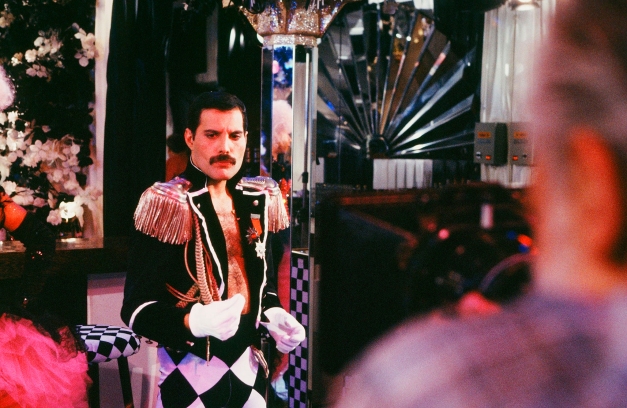 freddie-on-the-set-of-the-promo-video-for-living-on-my-own-which-was-filmed-at-hendersons-night-club-in-munich-germany-in-1985-where-he-also-celebrated-his-39th-birthday-party