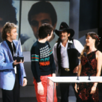 roger-taylor-and-john-deacon-receiving-the-award-for-favourite-pop-single-for-another-one-bites-the-dust-from-barbi-benton-and-johnny-paycheck-american-music-awards-january-1981-2